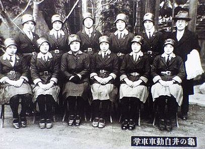 女性観光バスガイドの記念写真